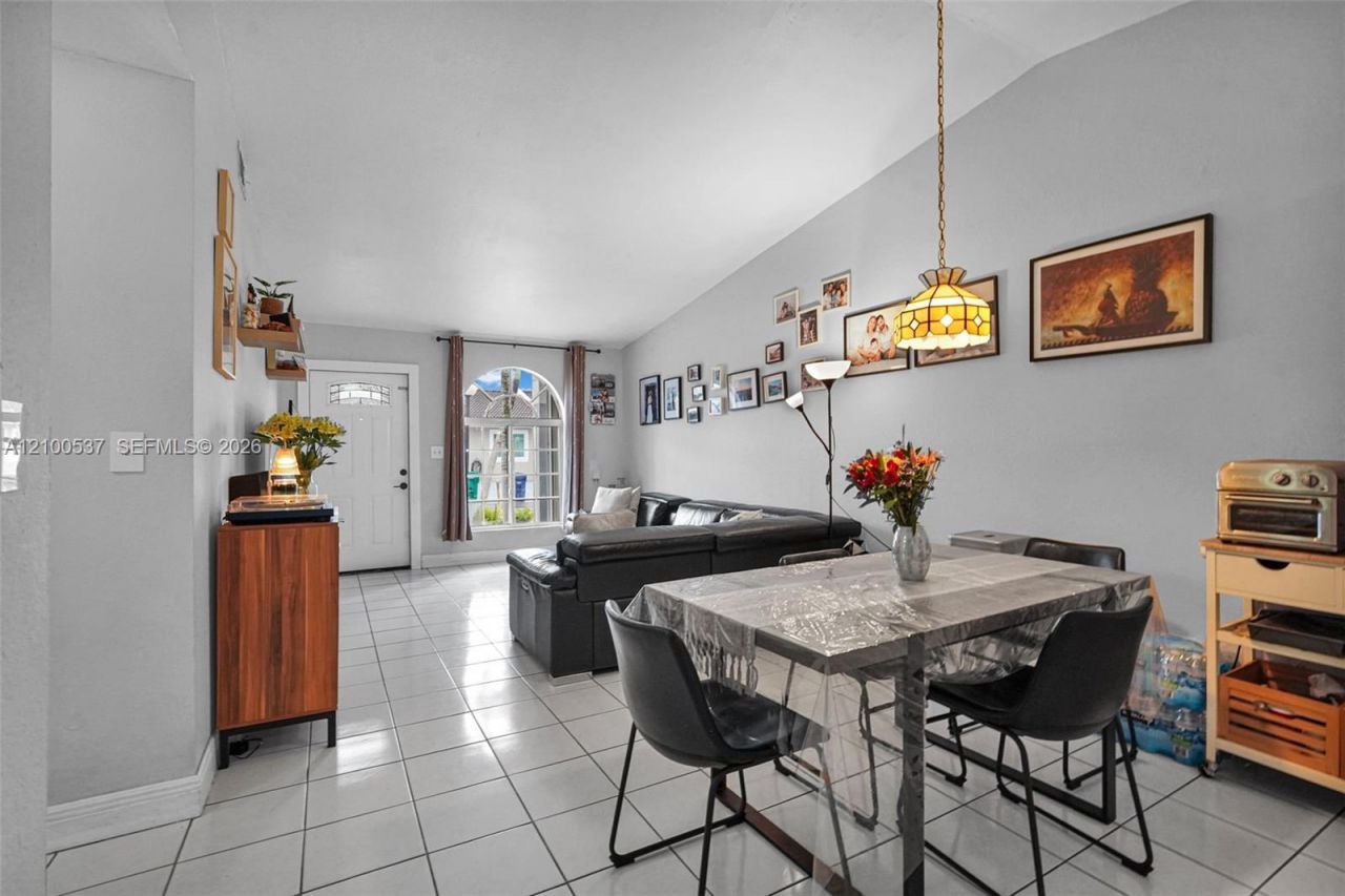 7677 NW 180th Ter, Hialeah, FL 33015 Photo