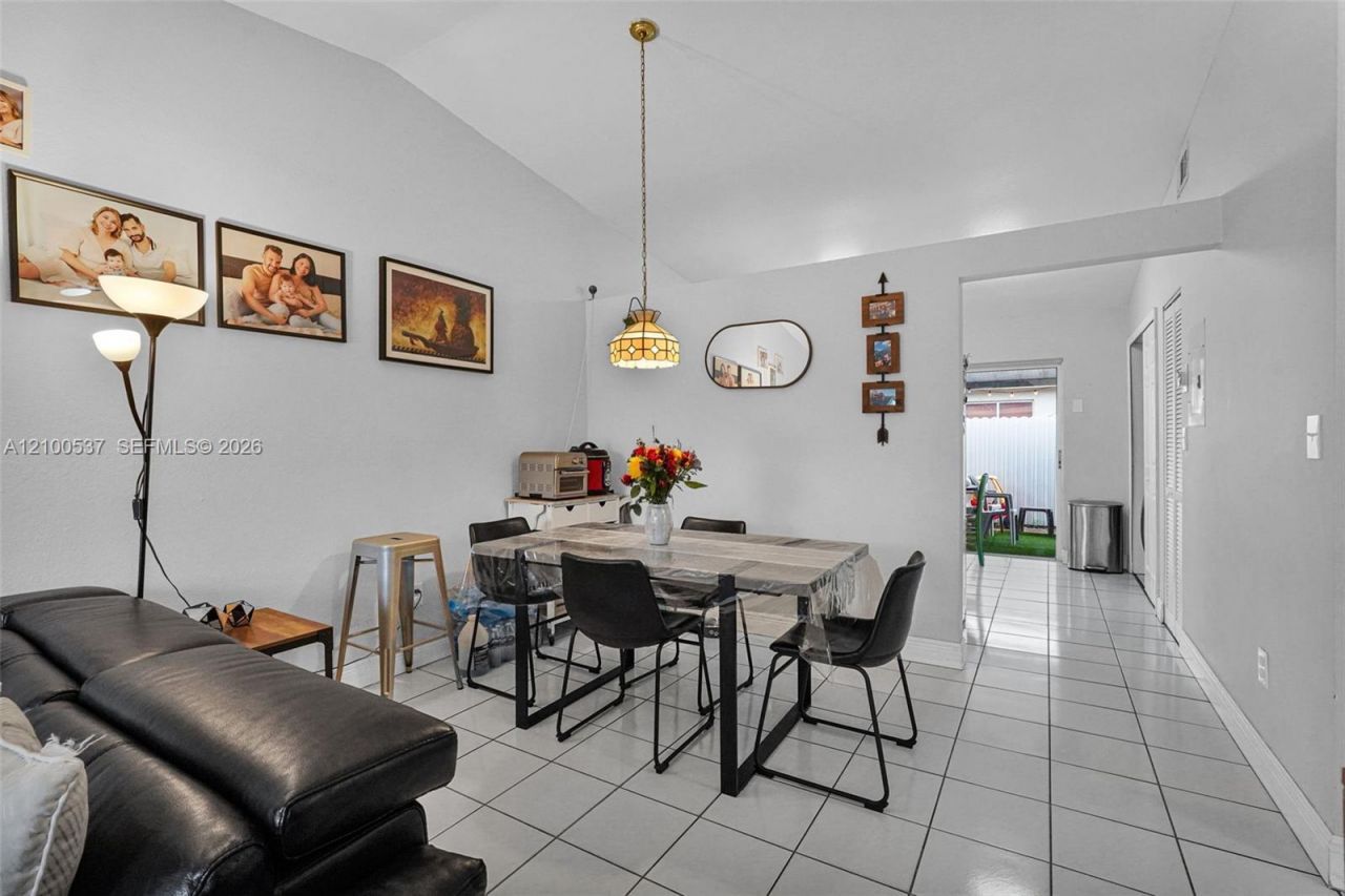 7677 NW 180th Ter, Hialeah, FL 33015 Photo