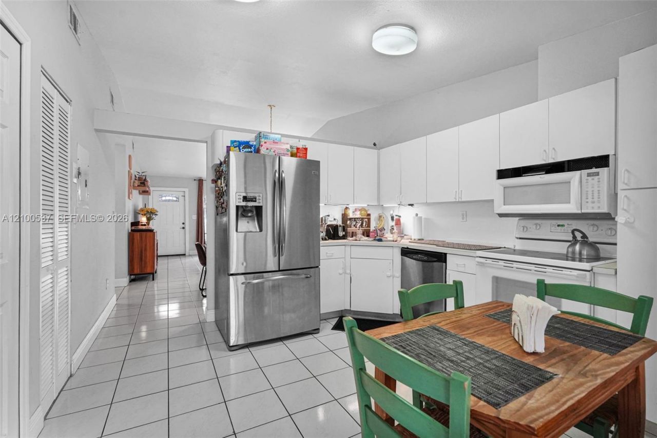 7677 NW 180th Ter, Hialeah, FL 33015 Photo