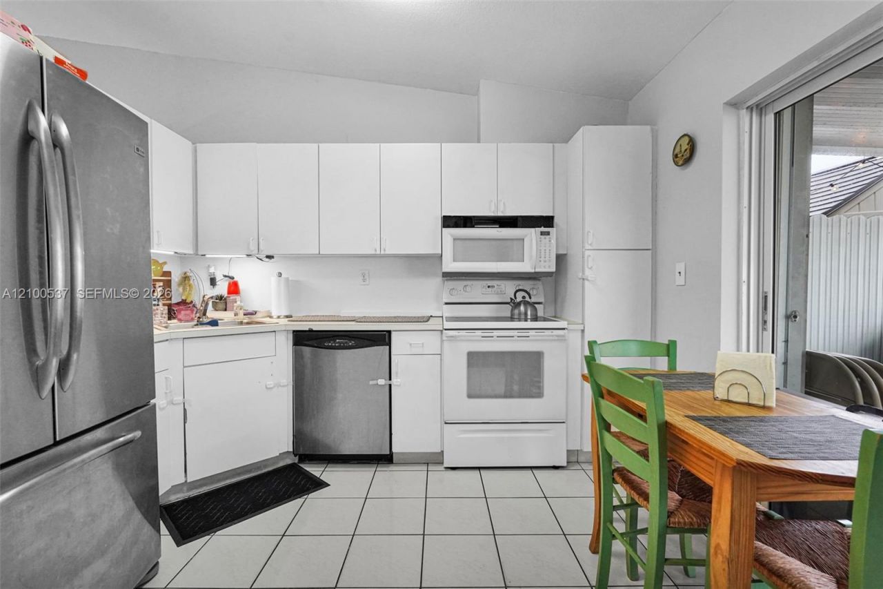 7677 NW 180th Ter, Hialeah, FL 33015 Photo