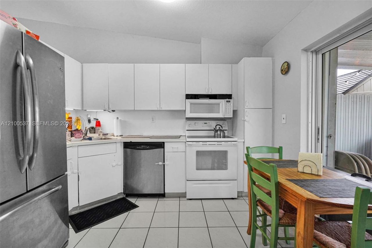 7677 NW 180th Ter, Hialeah, FL 33015 Photo