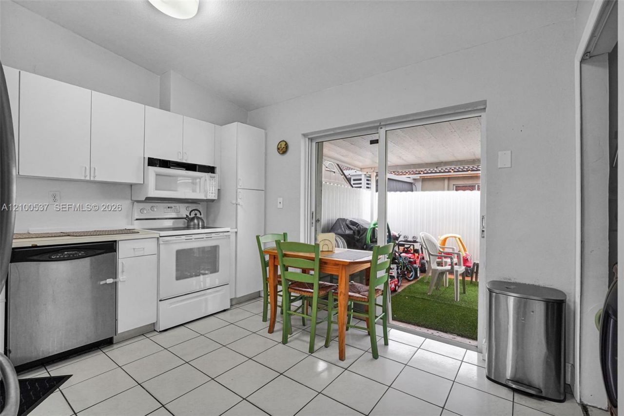7677 NW 180th Ter, Hialeah, FL 33015 Photo