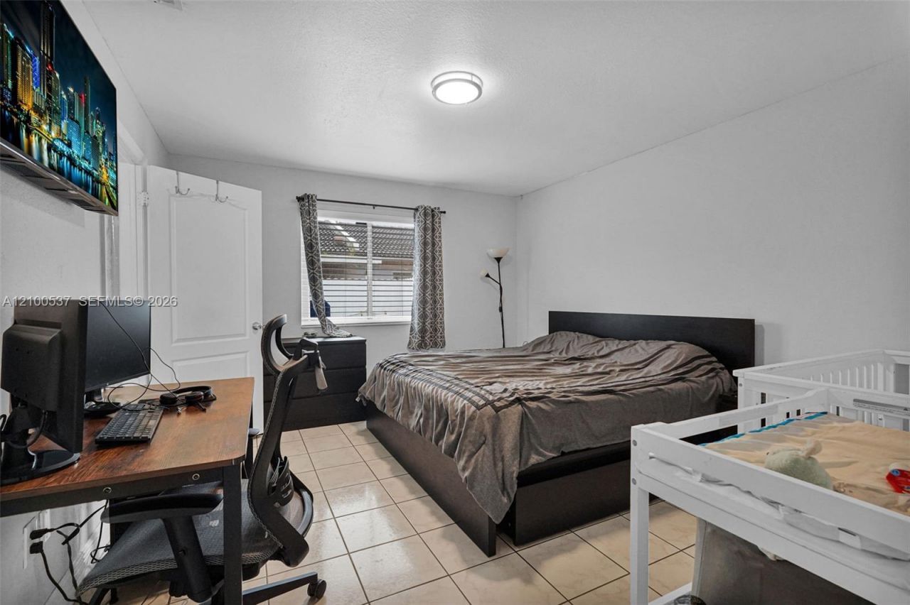 7677 NW 180th Ter, Hialeah, FL 33015 Photo