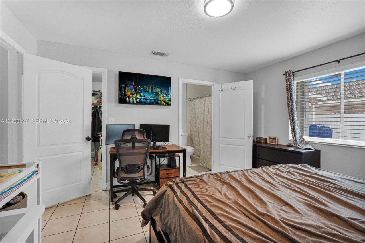 7677 NW 180th Ter, Hialeah, FL 33015 Photo