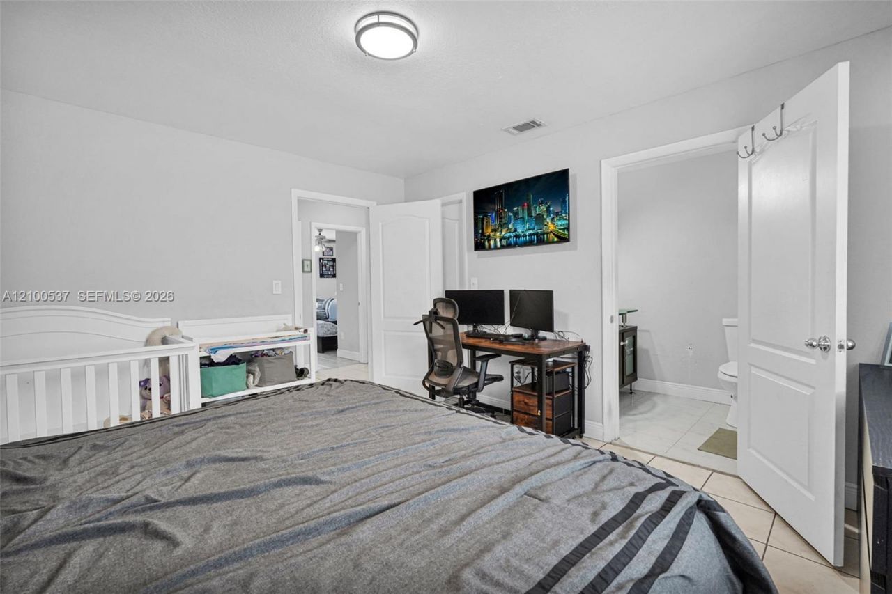 7677 NW 180th Ter, Hialeah, FL 33015 Photo