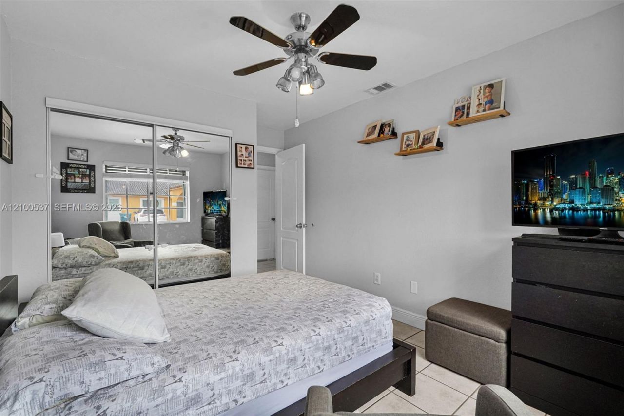 7677 NW 180th Ter, Hialeah, FL 33015 Photo