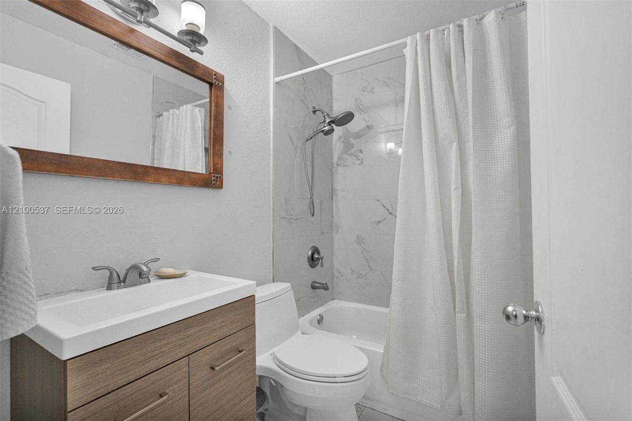 7677 NW 180th Ter, Hialeah, FL 33015 Photo