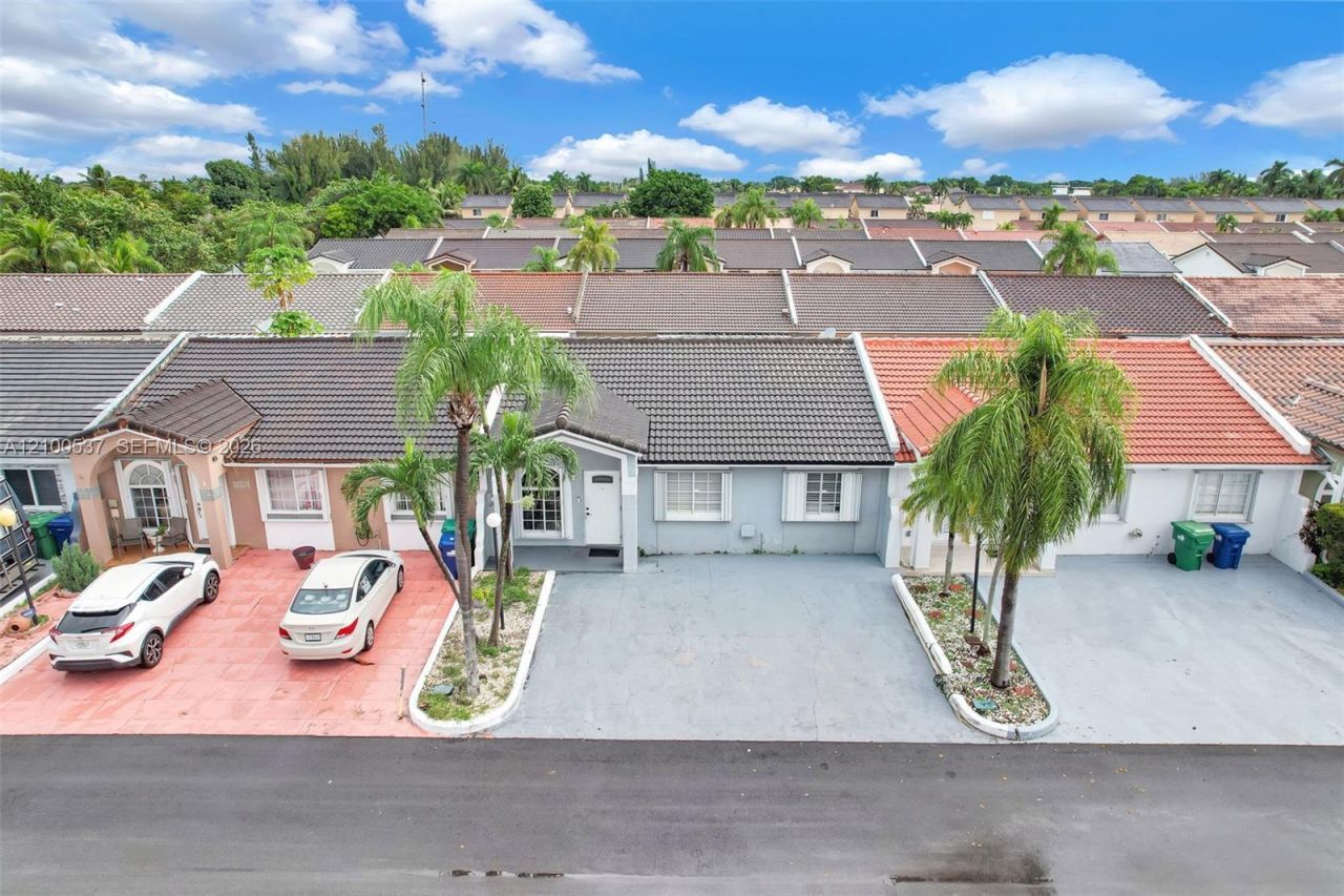 7677 NW 180th Ter, Hialeah, FL 33015 Photo