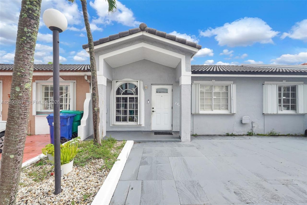 7677 NW 180th Ter, Hialeah, FL 33015 Photo