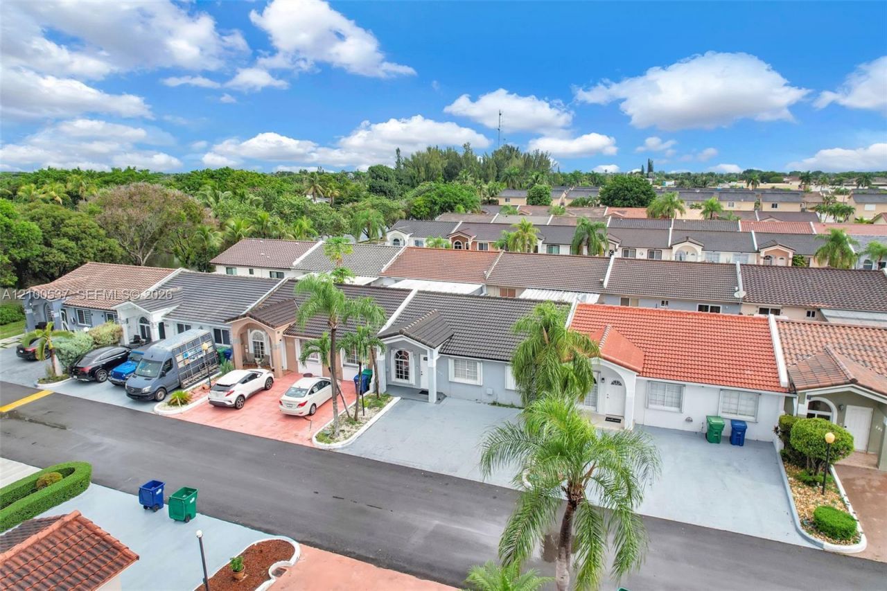 7677 NW 180th Ter, Hialeah, FL 33015 Photo