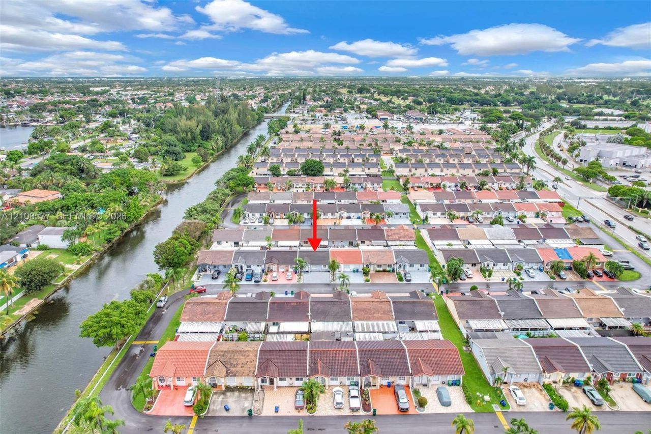 7677 NW 180th Ter, Hialeah, FL 33015 Photo