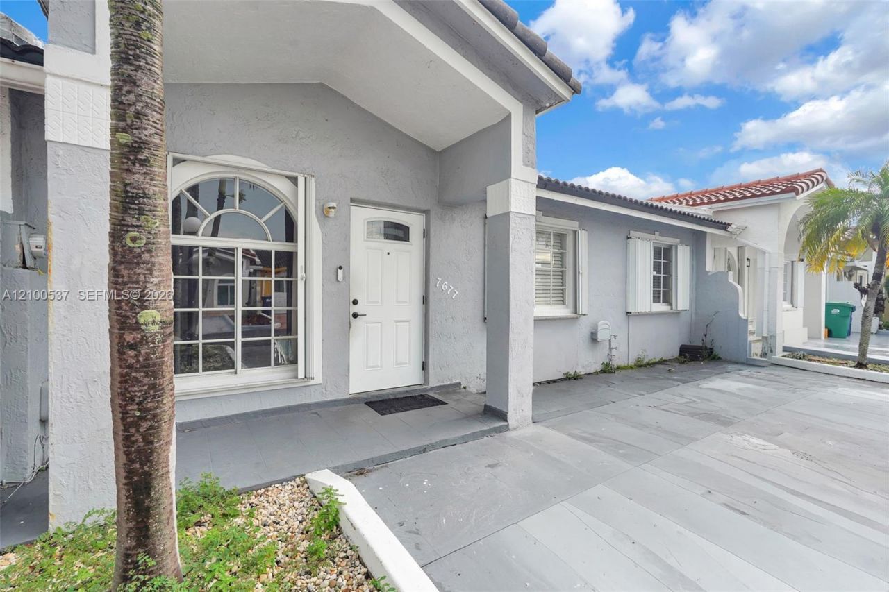7677 NW 180th Ter, Hialeah, FL 33015 Photo
