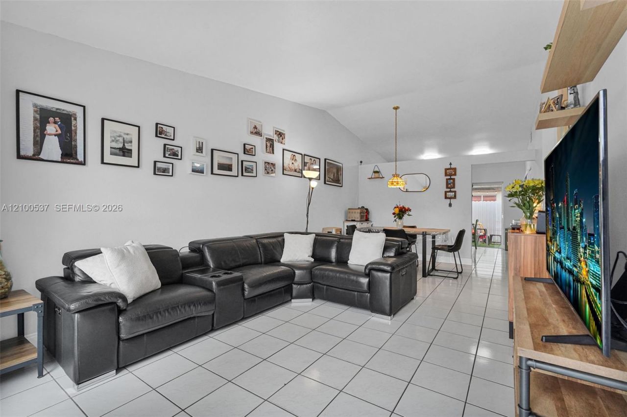 7677 NW 180th Ter, Hialeah, FL 33015 Photo