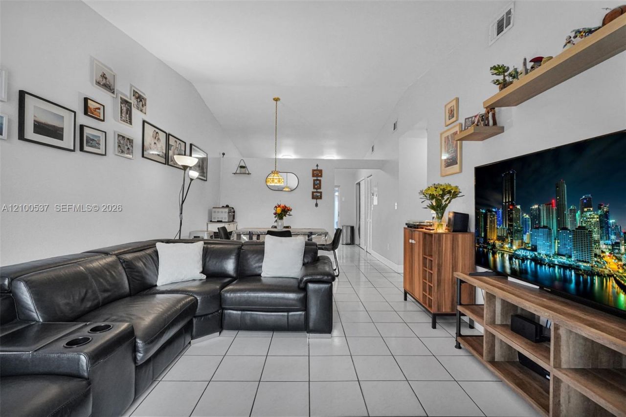 7677 NW 180th Ter, Hialeah, FL 33015 Photo