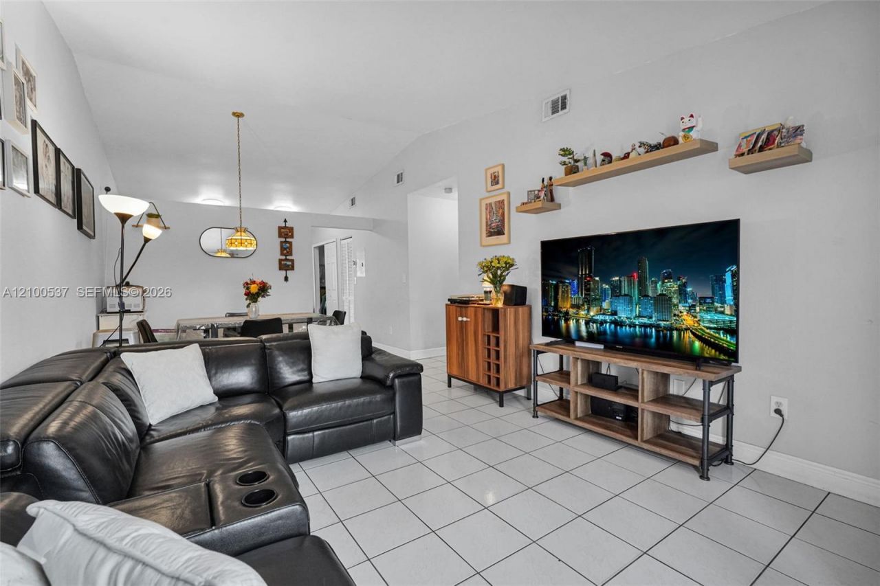 7677 NW 180th Ter, Hialeah, FL 33015 Photo