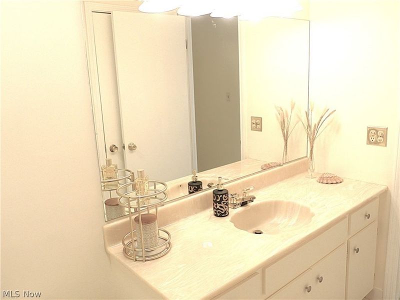 2021 King James Parkway, Unit 222, Westlake, OH 44145 Photo 16