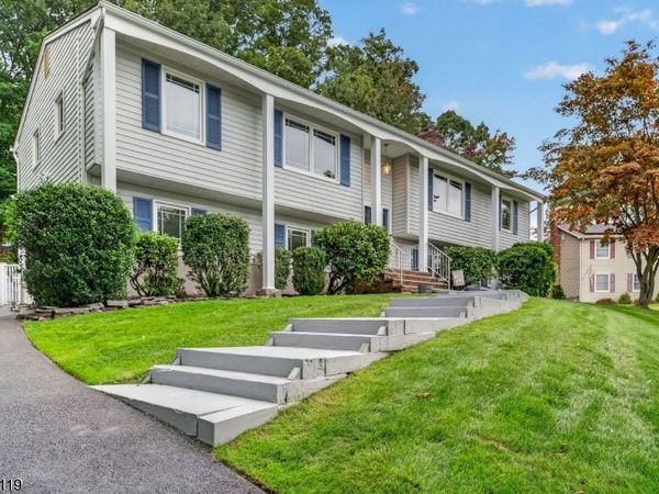 21 Alexandra Rd, Roxbury, NJ 07850