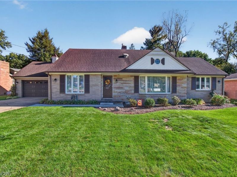 2007 Colonial Parkway NE, Massillon, OH 44646 Photo 1