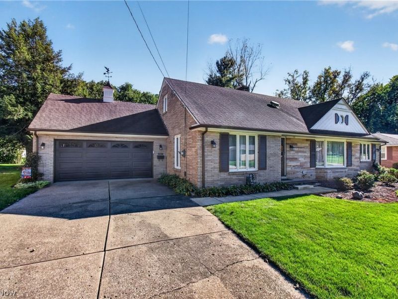 2007 Colonial Parkway NE, Massillon, OH 44646 Photo 2