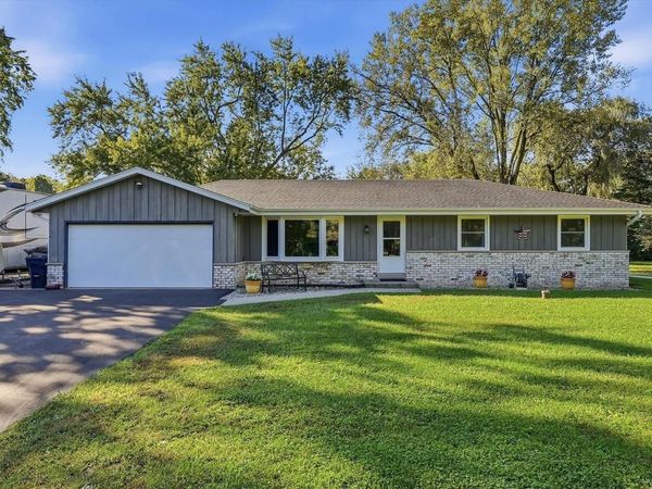 S55W23639 Hickory Ridge DRIVE, Waukesha, WI 53189