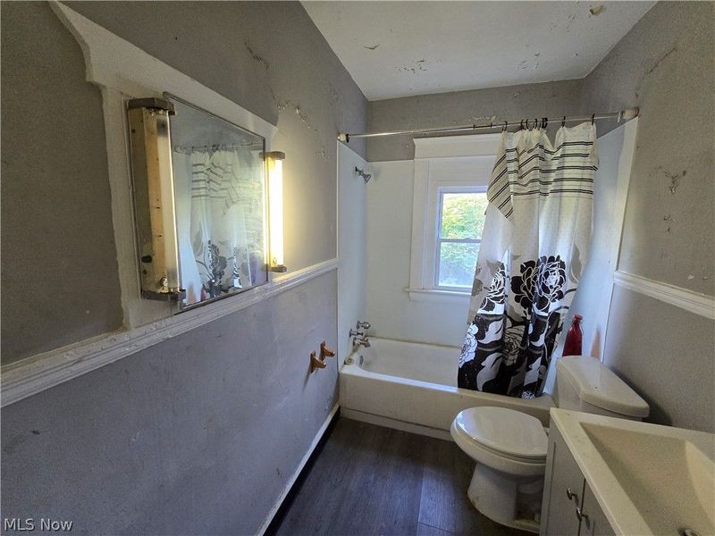 10007 North Boulevard , Cleveland, OH 44108 Photo 8