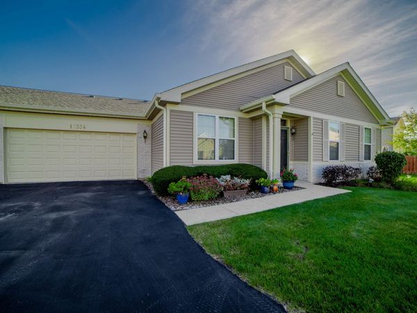 16334 Crescent Lake Drive , Crest Hill, IL 60403