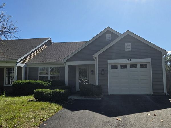 792 Trinity Court , Carol Stream, IL 60188