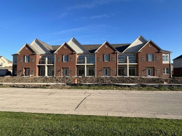 2394 W Colonial Woods Dr, Unit 201, Oak Creek, WI 53154