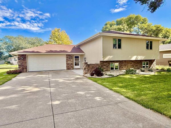100 GOLDEN DRIVE, Sergeant Bluff, IA 51054