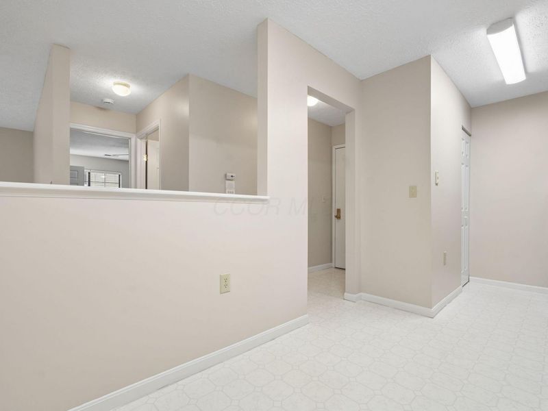 6749 Meadow Creek Drive, Unit 102, Columbus, OH 43235 Photo 7