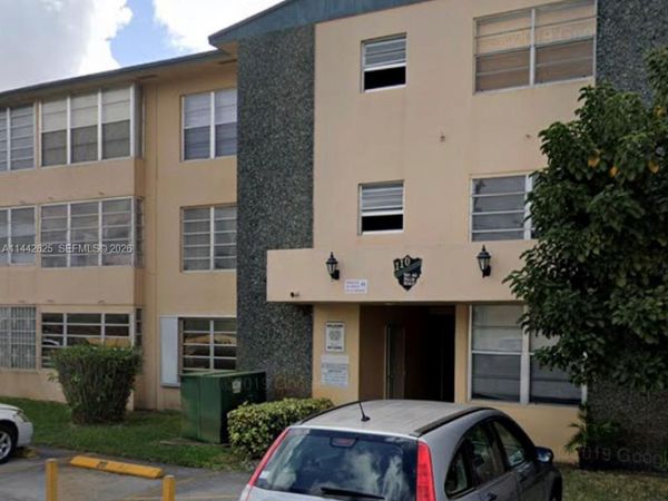 110 Royal Palm Rd, Unit 207, Hialeah Gardens, FL 33016