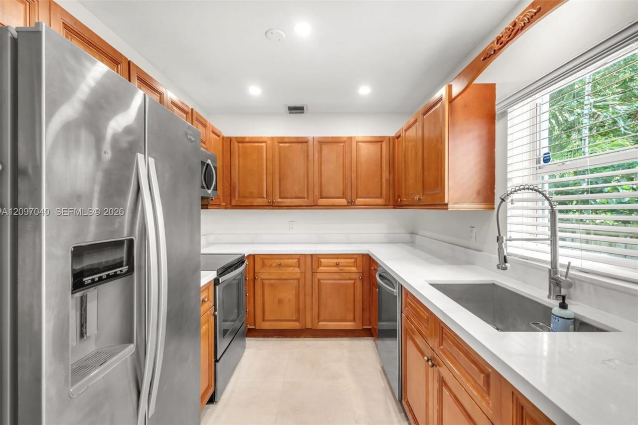 4390 SW 10th St , Unit 4390, Miami, FL 33134 Photo