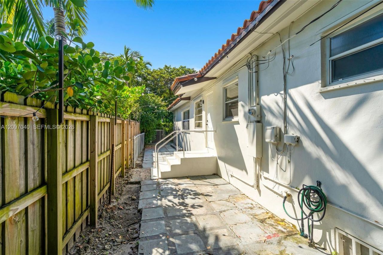 4390 SW 10th St , Unit 4390, Miami, FL 33134 Photo