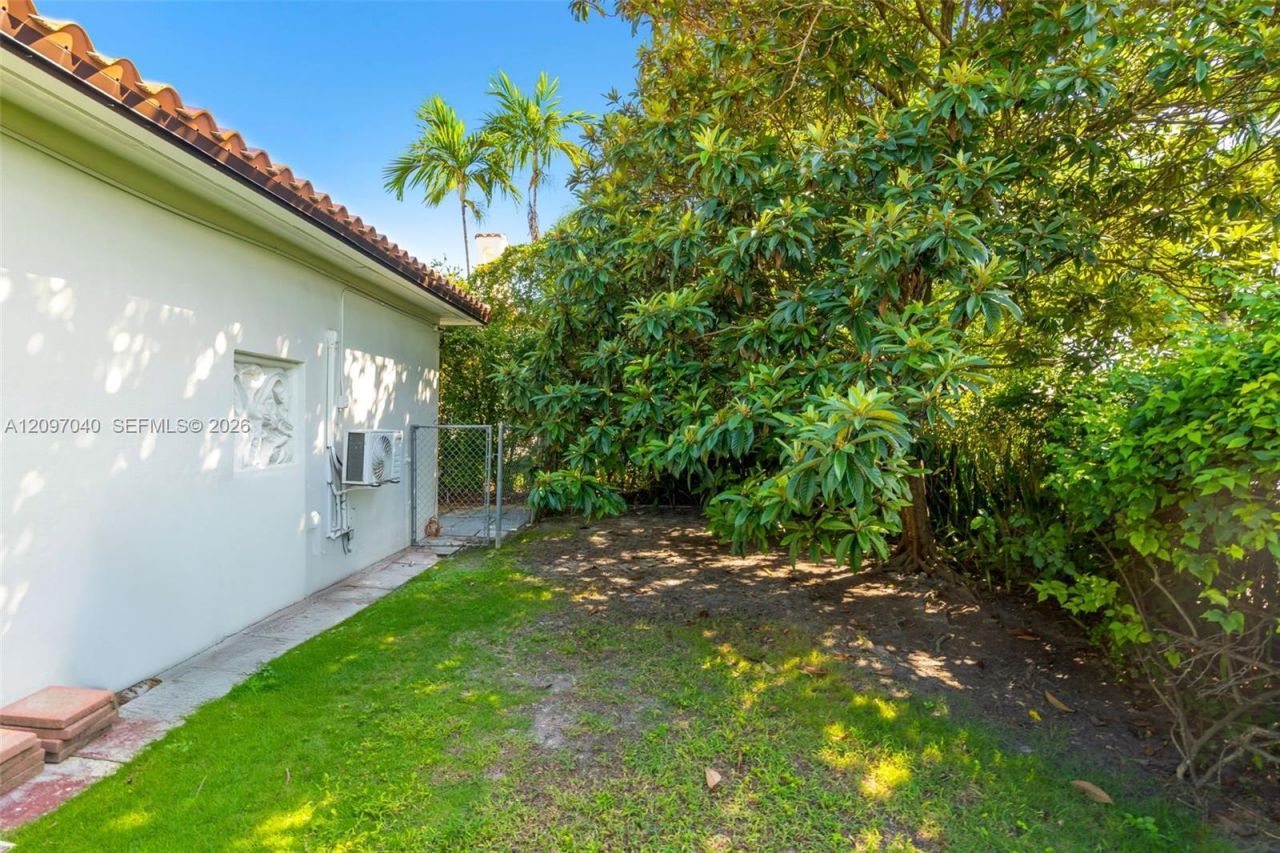 4390 SW 10th St , Unit 4390, Miami, FL 33134 Photo