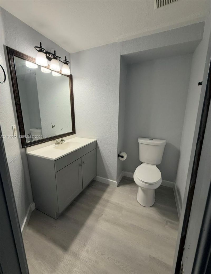 17800 NW 73rd Ave , Unit 205-21, Hialeah, FL 33015 Photo
