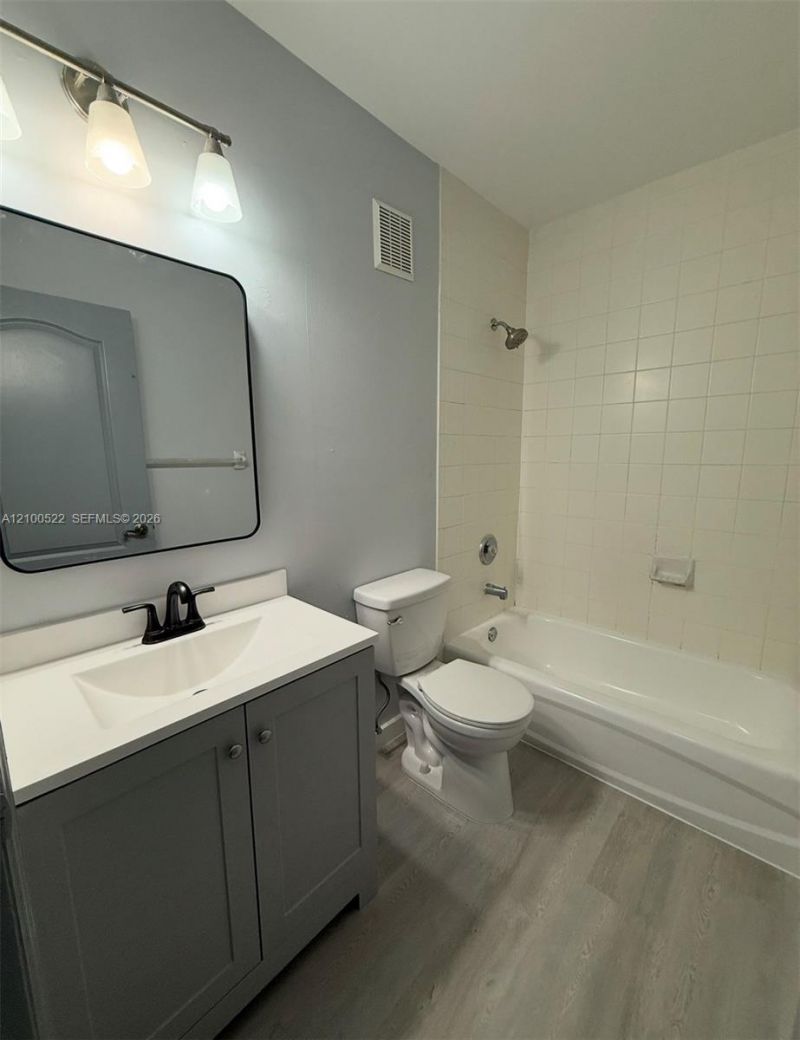 17800 NW 73rd Ave , Unit 205-21, Hialeah, FL 33015 Photo
