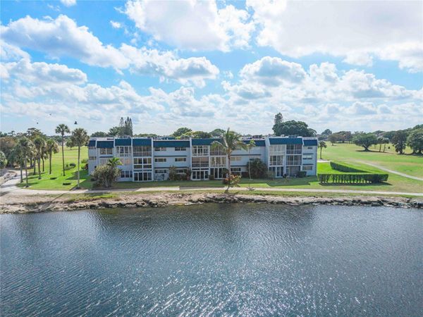 7807 GOLF CIR Drive, Unit 211, Margate, FL 33063