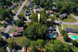 300 Harrow Drive  photo 4
