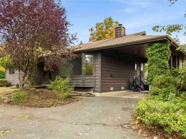 946 Paconla Pl, Central Saanich, BC V8M 1E1