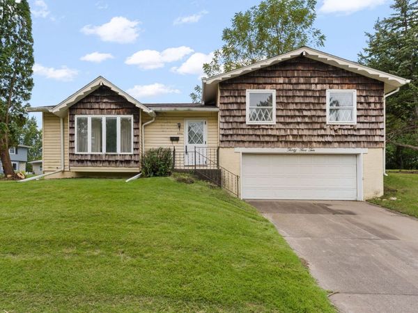 3510 N Elmwood Avenue , Davenport, IA 52806