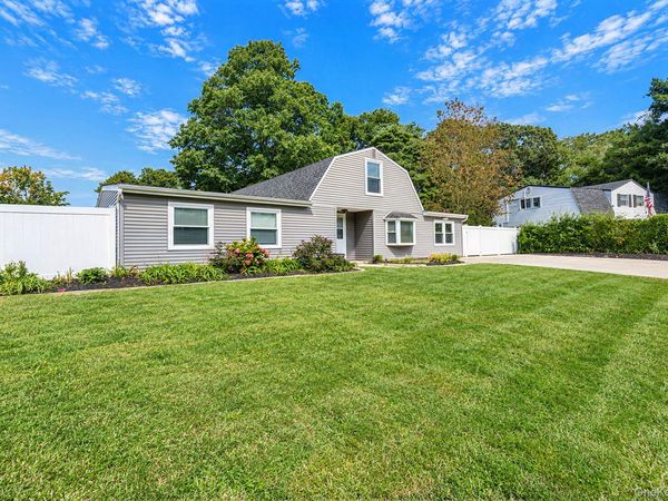 27 Lehigh Lane, Farmingville, NY 11738