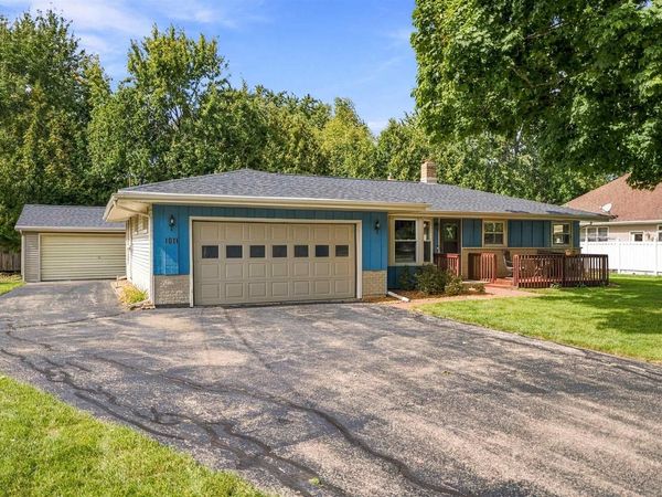 1011 S BLUEMOUND DRIVE, Appleton, WI 54914