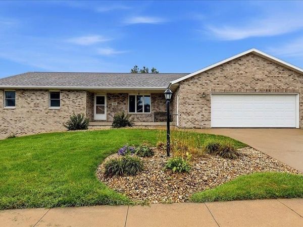208 Oak Forest Drive, Epworth, IA 52045