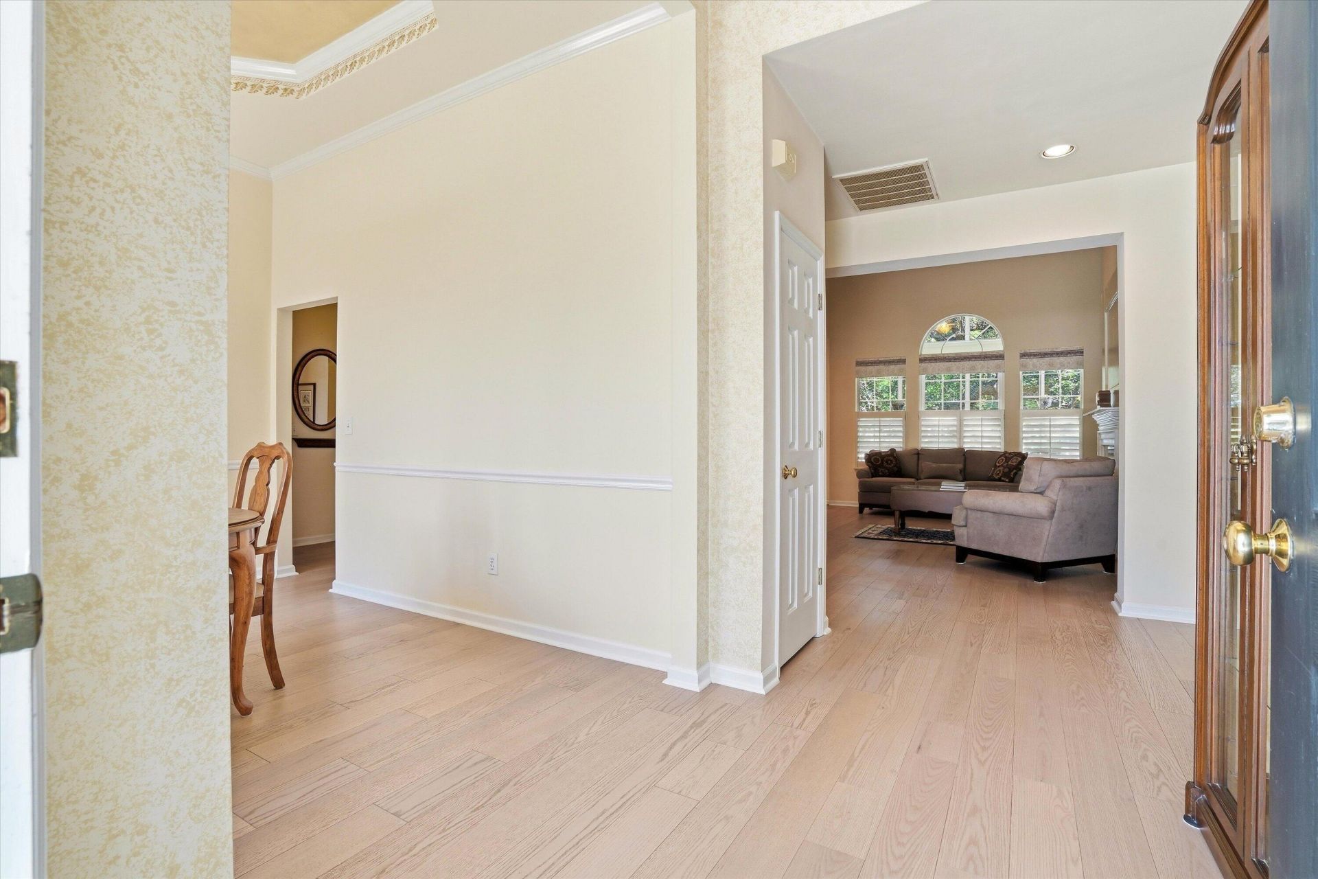 1396 Lakecrest Court Photo 4
