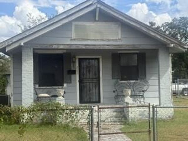 207 10th, Greenwood, MS 38930