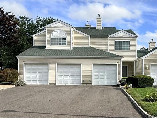 298 Prairie Court , Manorville, NY 11949