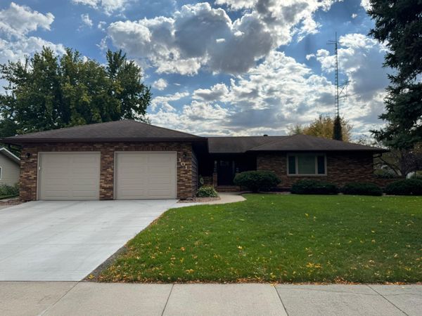 101 37th Avenue S, Moorhead, MN 56560