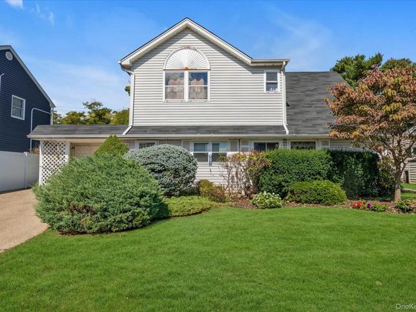 157 Land Lane , Westbury, NY 11590