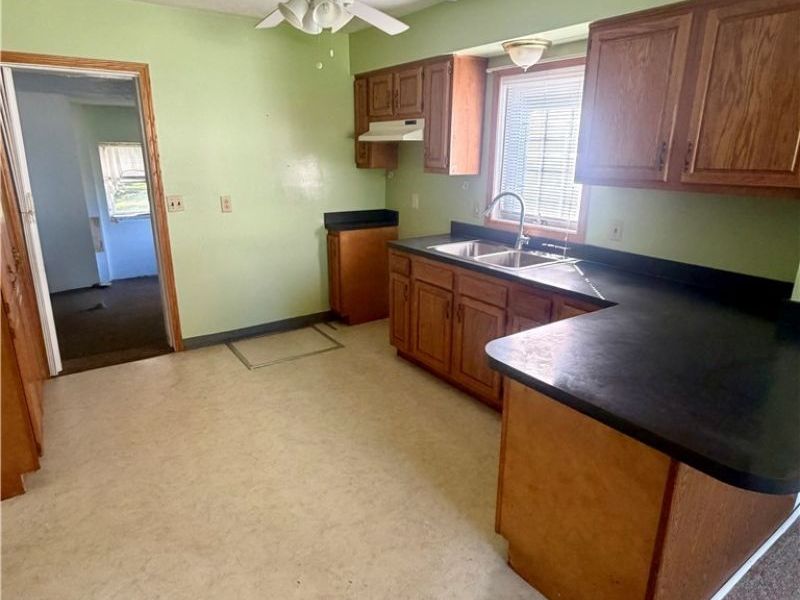 372 E Jefferson Street, Jefferson, OH 44047 Photo 3