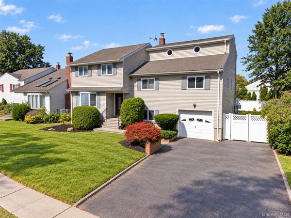 11 Lincrest Street , Syosset, NY 11791